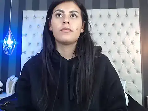 Camile Petite online show from November 7, 2025, 8:09 pm