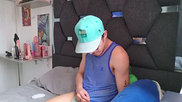 Snapshot of J-Moo chatting on November 11, 2025, 3:34 pm J-Moo online show from November 11, 2025, 3:34 pm