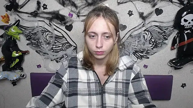 TracyLll online show from November 11, 2025, 1:44 pm