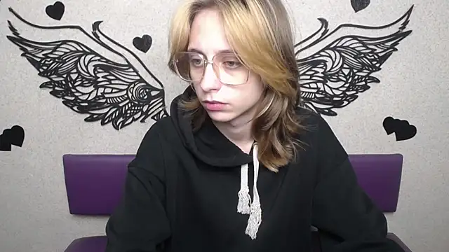 TracyLll online show from November 16, 2025, 12:11 pm