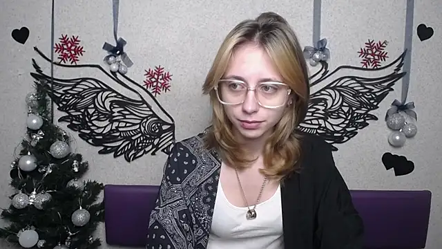 TracyLll online show from December 19, 2025, 6:09 am