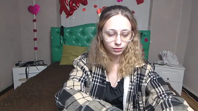 TracyLll online show from February 4, 2026, 6:08 am