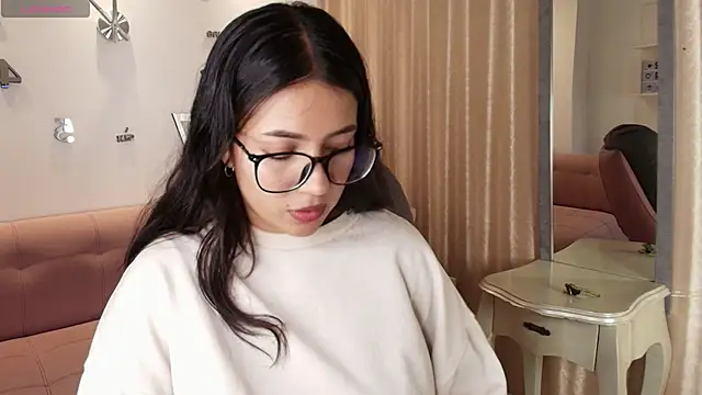 KamyGlam online show from February 9, 2026, 8:02 pm