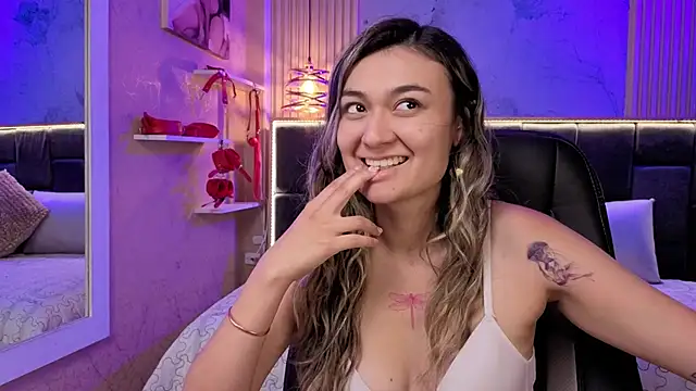 Im-Lola online show from November 25, 2025, 7:36 pm