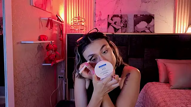 Im-Lola online show from February 21, 2026, 8:43 pm