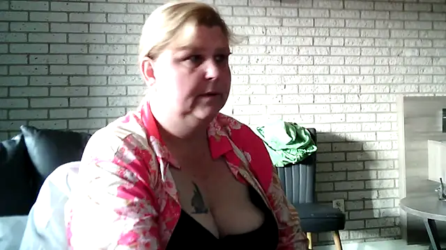 Sylviastar46 online show from April 16, 2026, 4:52 pm