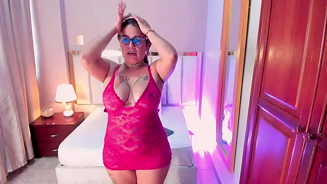 HannaaWells online show from December 17, 2025, 4:02 pm