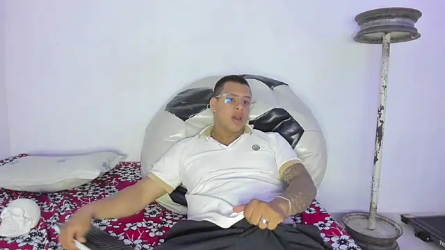 LucassFoster online show from November 12, 2025, 3:51 am