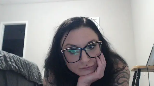 Snapshot of Holyplastic chatting on November 25, 2025, 2:11 am Holyplastic online show from November 25, 2025, 2:11 am