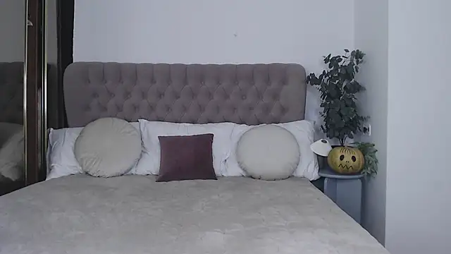 Sandra angel  online show from November 9, 2025, 9:24 pm