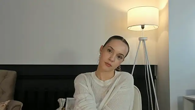 Snapshot of TovaDage chatting on October 31, 2025, 9:10 am TovaDage online show from October 31, 2025, 9:10 am