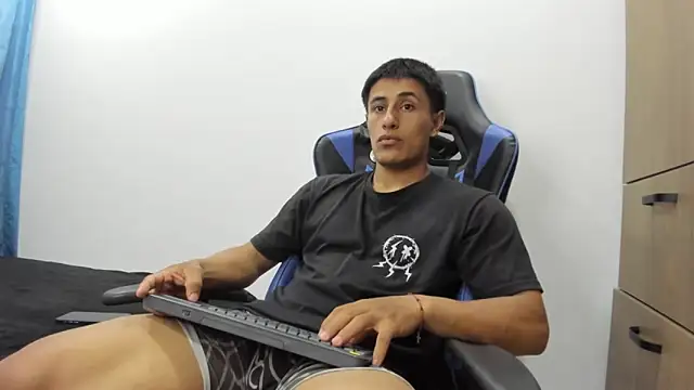 Snapshot of dorman_boy chatting on November 3, 2025, 2:35 am dorman boy online show from November 3, 2025, 2:35 am