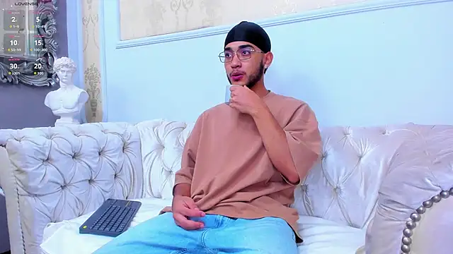 Snapshot of MatteoRicci_ chatting on November 4, 2025, 7:35 pm MatteoRicci online show from November 4, 2025, 7:35 pm