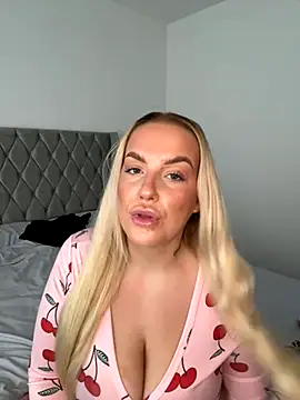 Snapshot of LeahLovexx chatting on November 3, 2025, 10:16 am LeahLovexx online show from November 3, 2025, 10:16 am