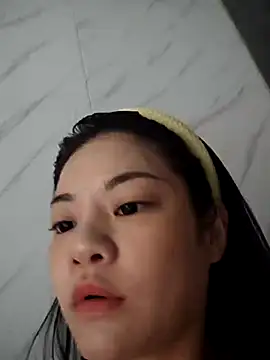 Snapshot of Lululu- chatting on November 3, 2025, 7:31 am Lululu- online show from November 3, 2025, 7:31 am