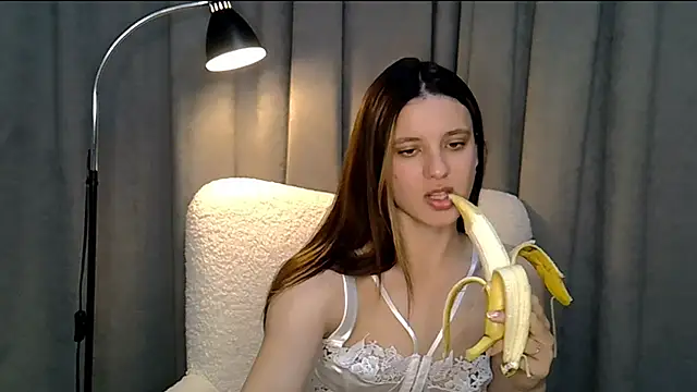 KiraHoney online show from May 23, 2026, 7:18 pm