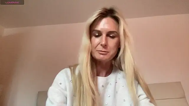 Snapshot of Alexis_Newick chatting on November 6, 2025, 3:35 pm Alexis Newick online show from November 6, 2025, 3:35 pm