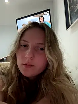 Snapshot of Ell_albescu chatting on November 4, 2025, 10:09 pm Ell albescu online show from November 4, 2025, 10:09 pm