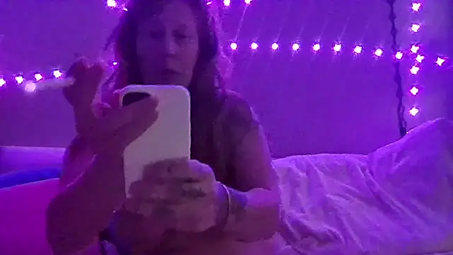 Snapshot of Redriddinghood8 chatting on November 16, 2025, 3:34 am Redriddinghood8 online show from November 16, 2025, 3:34 am