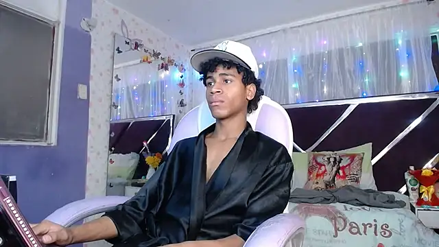 Snapshot of Santy_bigcock_01 chatting on May 21, 2026, 1:18 pm Santy bigcock 01 online show from May 21, 2026, 1:18 pm