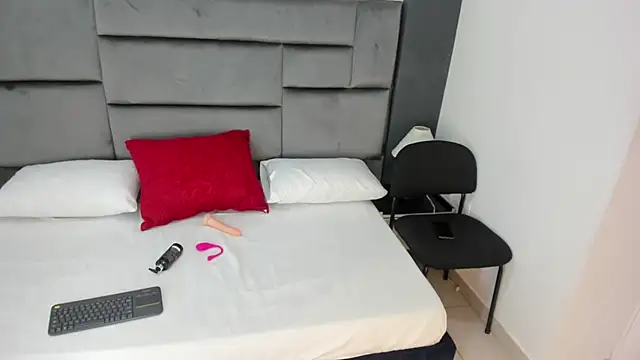 CatleyaSmith online show from December 15, 2025, 12:09 pm