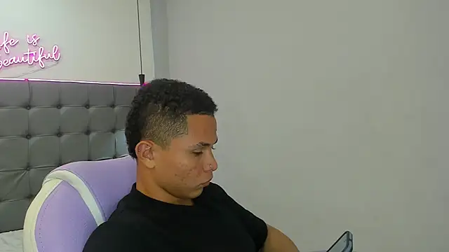 Snapshot of Liams18 chatting on December 20, 2025, 2:40 am Liams18 online show from December 20, 2025, 2:40 am