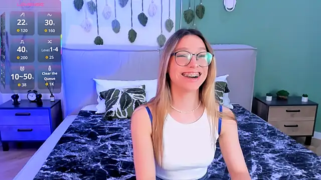 CindyMoriLove online show from November 28, 2025, 2:42 pm