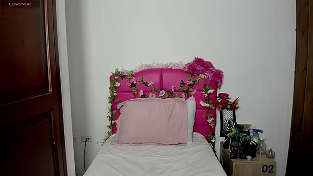 Snapshot of AriannaFox_ chatting on November 6, 2025, 11:55 am AriannaFox online show from November 6, 2025, 11:55 am