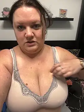 Snapshot of RealWoman84 chatting on November 8, 2025, 3:34 pm RealWoman84 online show from November 8, 2025, 3:34 pm