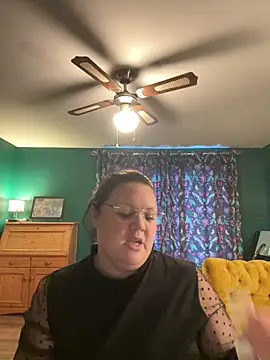 Snapshot of RealWoman84 chatting on November 11, 2025, 1:33 pm RealWoman84 online show from November 11, 2025, 1:33 pm