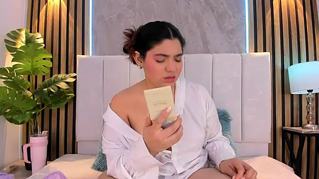 Snapshot of Carlotta_de_velour chatting on April 11, 2026, 3:22 am Carlotta de velour online show from April 11, 2026, 3:22 am