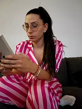 Snapshot of Lovequinn27 chatting on November 7, 2025, 12:10 am Lovequinn27 online show from November 7, 2025, 12:10 am