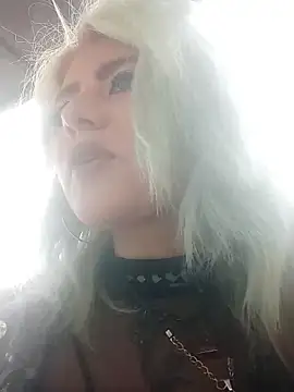 Snapshot of Hollywouldd chatting on November 10, 2025, 5:01 pm Hollywouldd online show from November 10, 2025, 5:01 pm