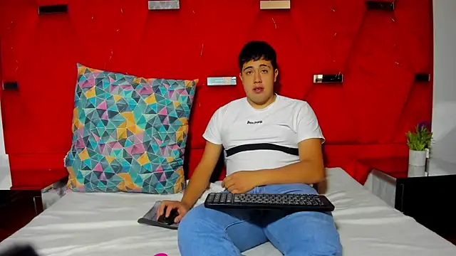 Emmaanddarling online show from December 18, 2025, 2:12 pm