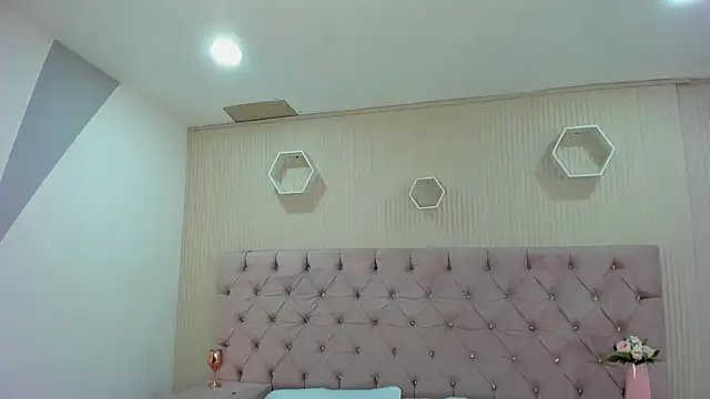 ZarinaWynne online show from May 18, 2026, 2:23 pm