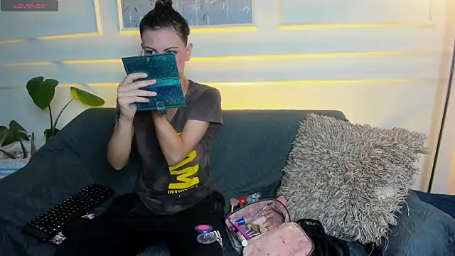 AliceMadnes online show from March 13, 2026, 12:45 pm