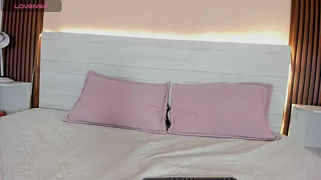 Snapshot of esmeralda_4_ chatting on November 7, 2025, 8:42 pm esmeralda 4 online show from November 7, 2025, 8:42 pm