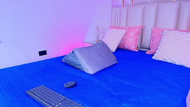 alanarose18 online show from February 10, 2026, 7:18 pm