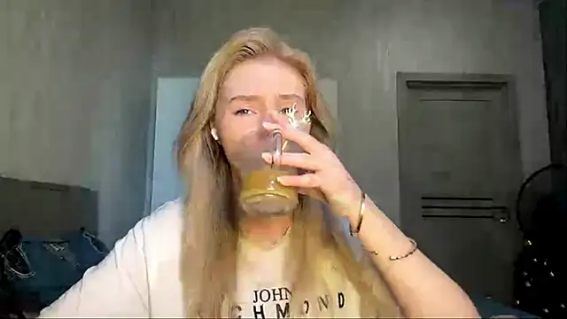 MoonlitCrystalia online show from June 30, 2026, 11:22 am