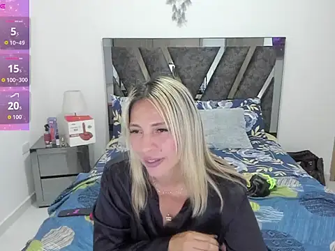 Snapshot of CamilaBliss chatting on November 17, 2025, 8:03 pm CamilaBliss online show from November 17, 2025, 8:03 pm