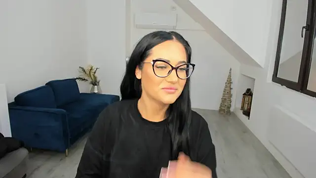 AnyaEvy online show from November 13, 2025, 4:33 am