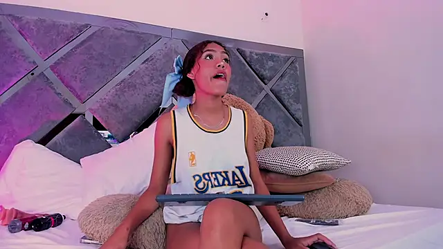 Snapshot of luciagray1 chatting on December 3, 2025, 12:40 am luciagray1 online show from December 3, 2025, 12:40 am