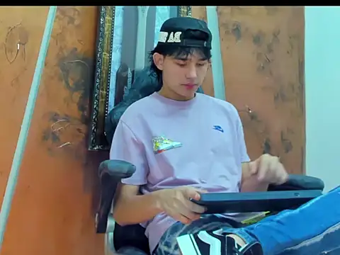 Snapshot of tom_hot20 chatting on November 17, 2025, 12:11 pm tom hot20 online show from November 17, 2025, 12:11 pm