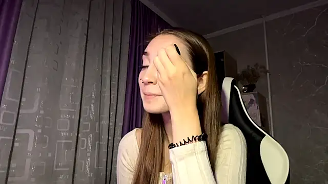 HollyPaw online show from November 10, 2025, 6:40 pm