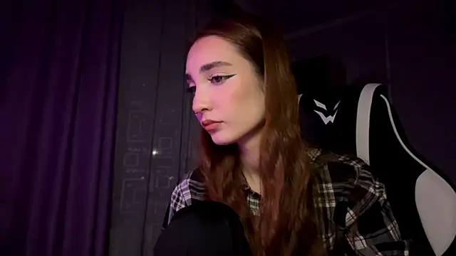 HollyPaw online show from November 23, 2025, 7:46 pm