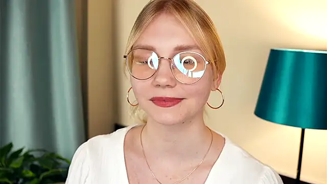 Snapshot of UnDesiga chatting on November 10, 2025, 4:50 pm UnDesiga online show from November 10, 2025, 4:50 pm