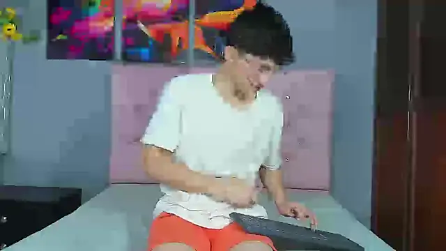 ElanGiraldo online show from January 6, 2026, 10:45 pm