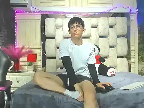 ElanGiraldo online show from March 2, 2026, 11:44 pm