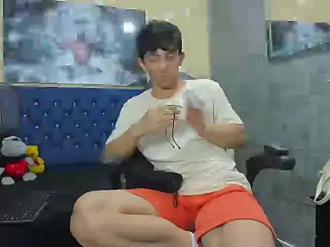 ElanGiraldo online show from March 19, 2026, 11:09 pm