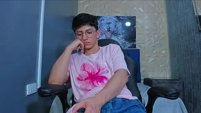 ElanGiraldo online show from June 7, 2026, 11:41 pm